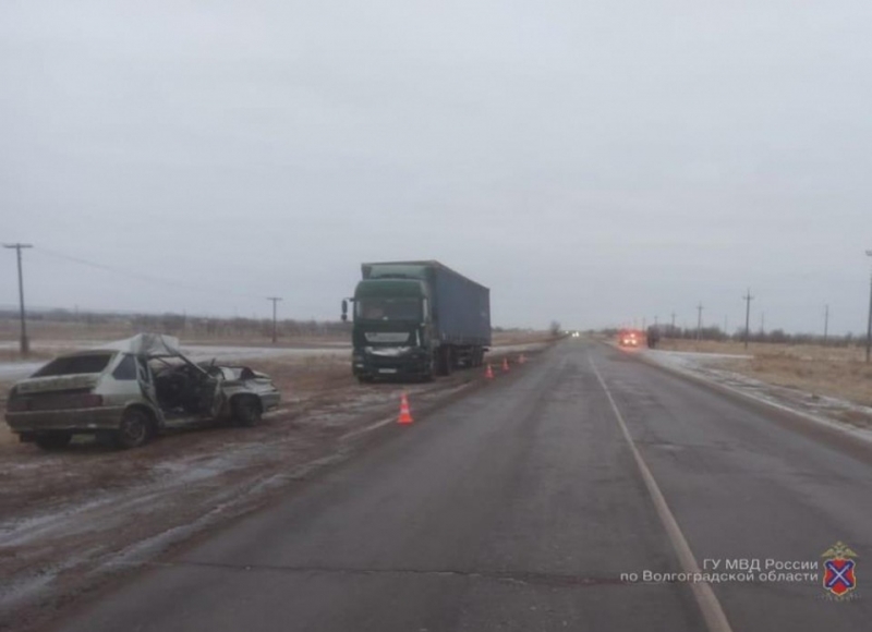 Под Волгоградом легковушка попала под фуру: погиб молодой парень