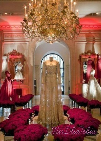 Выставка Elie Saab в отеле George V Hotel в Париже