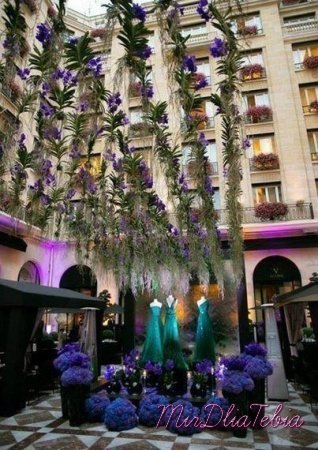 Выставка Elie Saab в отеле George V Hotel в Париже