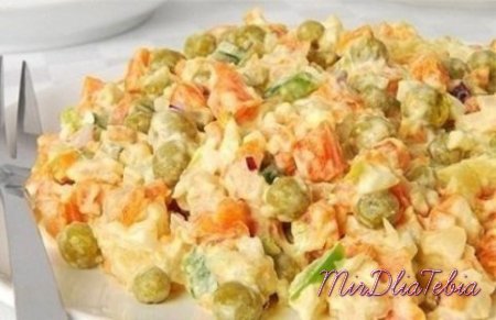 Салат с курицей, морковью и зеленым горошком