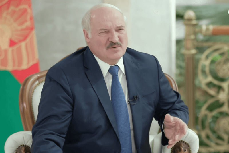 «Сидят и тычут»: Александр Лукашенко остался недоволен чужими женами