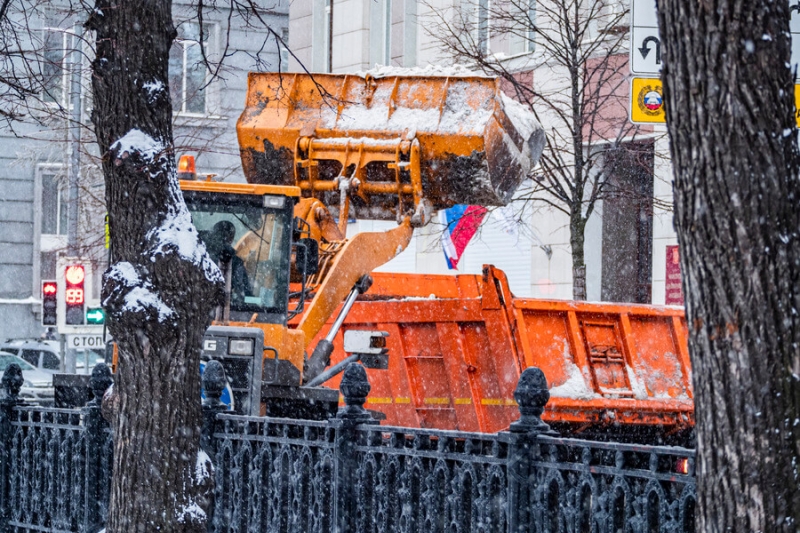 В Петербурге мужчина погиб под колесами самосвала во время уборки снега