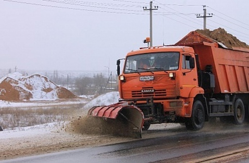 В Волгограде на борьбу с гололедом вывели дополнительную технику